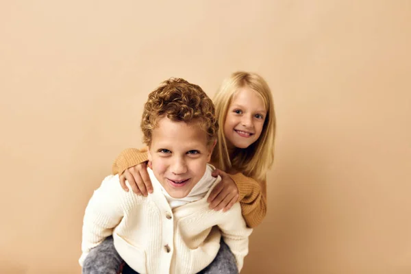 Irmão e irmã diversão juventude elegante-roupas infância — Fotografia de Stock