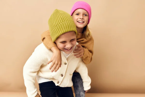 Menino e menina abraços risos amizade Estúdio emoções — Fotografia de Stock