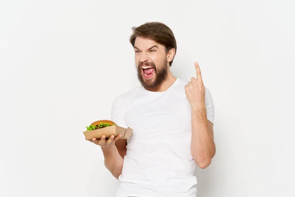 Bebaarde man hamburger fast food voeding inname — Stockfoto