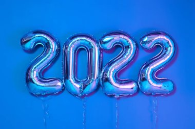 Yukarıdaki balonlardan Mutlu yıllar dekoratif tasarım unsurları mavi arkaplan