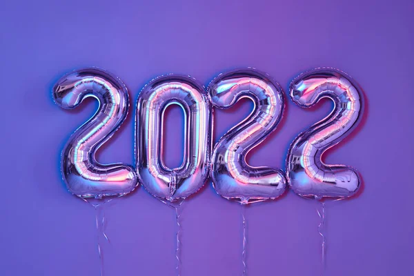 Воздушный шар номер 2022 С Новым годом Праздничный фиолетовый фон — стоковое фото