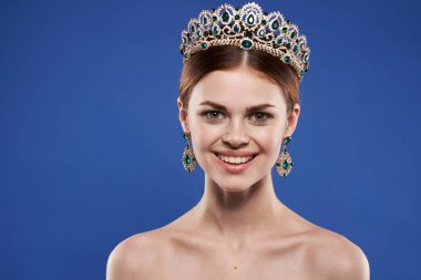 Lüks bir kadının portresi çıplak omuzlar kozmetik moda eğlence izole edilmiş arka plan