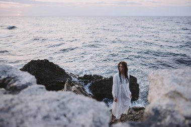 Güzel bir kadın, tatilindeki güzel denizin tadını çıkarıyor.