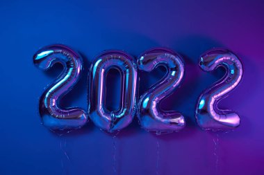 Renkli toplar Noel 'de ya da Yeni Yıl Festivali neon arka planı