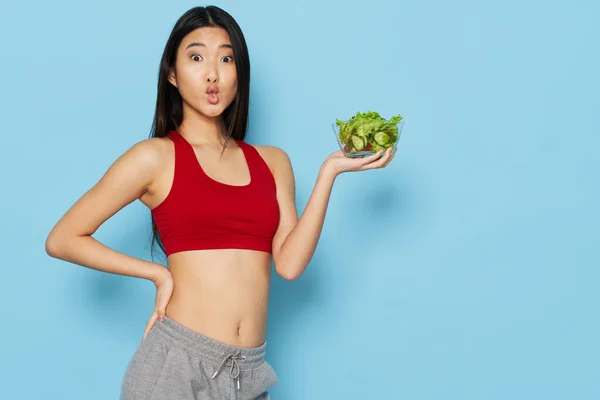 Красивая азиатская женщина тарелка салата тонкая фигура здоровья — стоковое фото