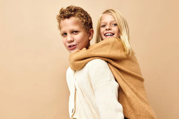 Bror och syster roligt mode ungdom snygga kläder barndom beige bakgrund — Stockfoto