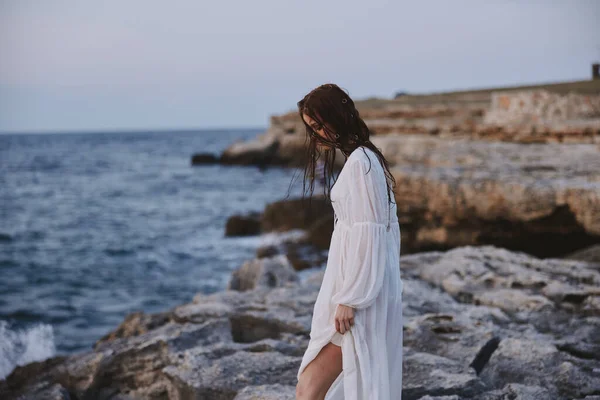 Beyaz elbiseli güzel kadın okyanus manzarası değişmemiş. — Stok fotoğraf