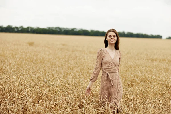 Mulher bonita o agricultor em causa o amadurecimento de espigas de trigo no início da colheita de verão — Fotografia de Stock