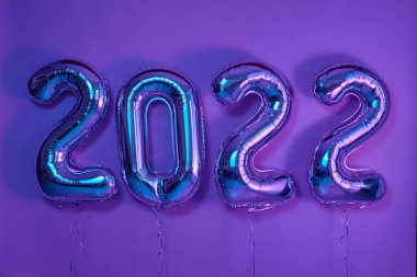 2022 numaralı balon Kutlama Partisi Posteri Balonu, kurdele moru arkaplan renginde.