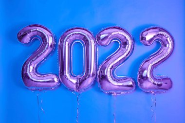 Balonlar Noel veya Yeni Yıl Nesnesi Balonu kurdeleyle süslüyor