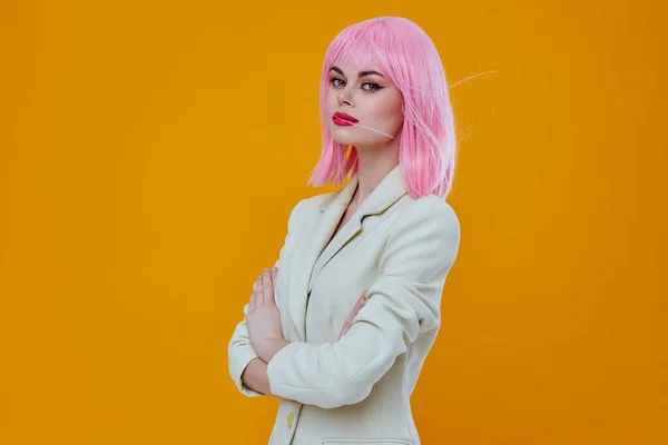 Donna con i capelli rosa in giacca posa sfondo isolato — Foto Stock