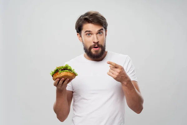 Vousatý muž hamburger rychlé občerstvení dieta oběd — Stock fotografie
