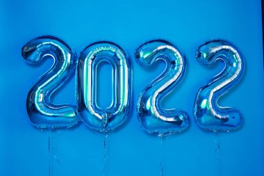 Renkli toplar Noel ya da Yeni Yıl Nesnesi Balonu kurdeleyle süslüyor