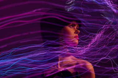 Model cazibesi pozu veren neon çizgilerin portresi değiştirilmemiş.