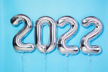 Folyo balonları 2022 Noel ya da Yeni Yıl Nesnesi kurdele mavisi arkaplanlı balon renginde