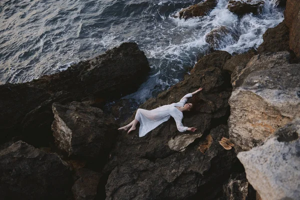 Hermosa mujer joven en vestido de novia blanco en la orilla del mar paisaje de pelo húmedo — Foto de Stock