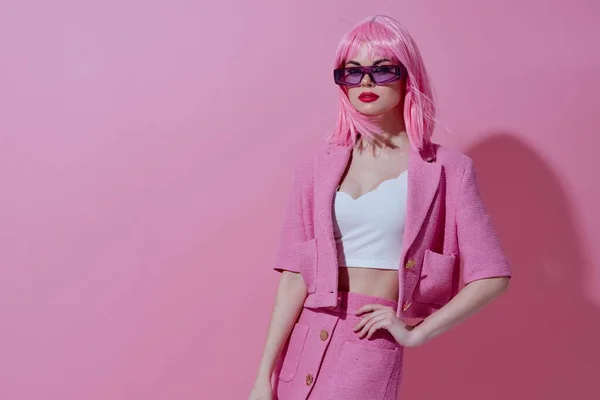 Νεαρή θετική γυναίκα ροζ κοστούμι γυαλιά ηλίου που θέτουν ροζ φόντο αμετάβλητη — Φωτογραφία Αρχείου
