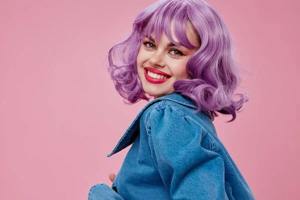 积极的年轻女子波浪形紫色头发蓝色夹克情趣演播室模型不变 — 图库照片