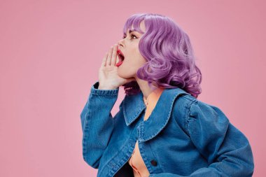 Güzellik modadan kadın modaya uygun kıyafetler. Duygular poz veriyor. Kozmetik saç stili renk arkaplanı değişmemiş.