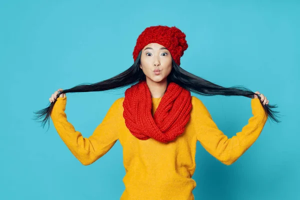 Aziatische vrouw holding haar winter kleding mode studio — Stockfoto