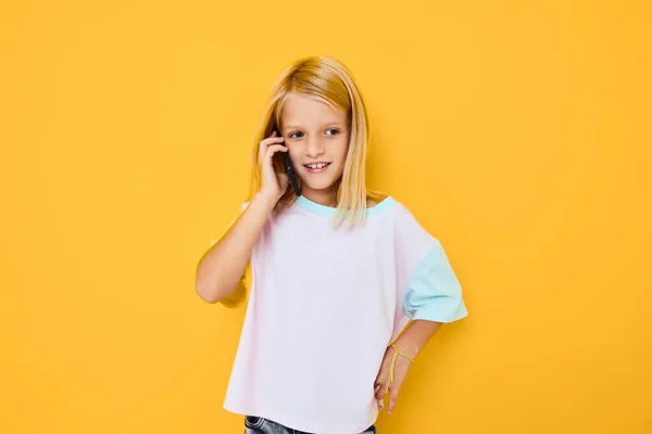 Κοριτσάκι με ξανθά μαλλιά που μιλάει στο τηλέφωνο. — Φωτογραφία Αρχείου