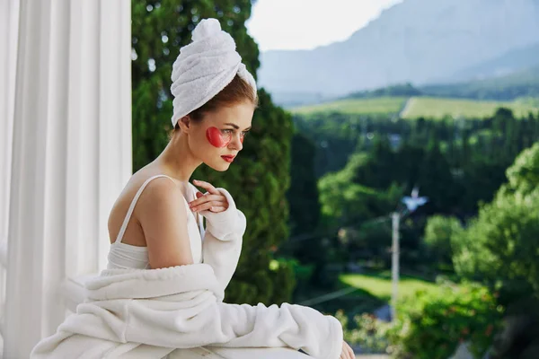 Ritratto donna con macchie sul viso ammira la natura concetto di relax — Foto Stock