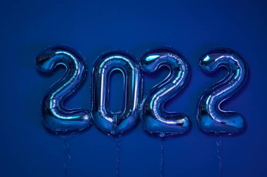 2022 numaralı balon. Yeni yıl 2022. Dekoratif tasarım unsurları tek renkli çekim.