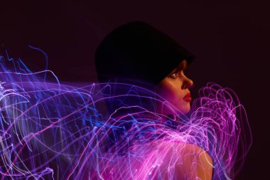 Güzellik modası kadın disko neon çizgileri moda arka planı değiştirilmemiş