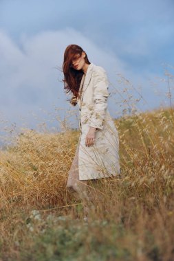 Kadın tarım doğası sonbahar mevsimi konseptini eker