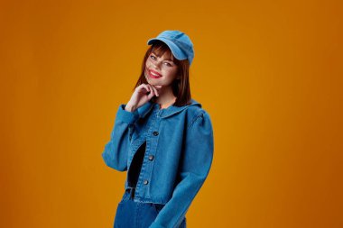 Güzellik modası kadın kot giyim modası poz verme renk arka planı değiştirilmemiş