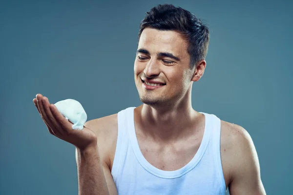 Man in white tank top shaving foam skin care lifestyle — Foto Stock