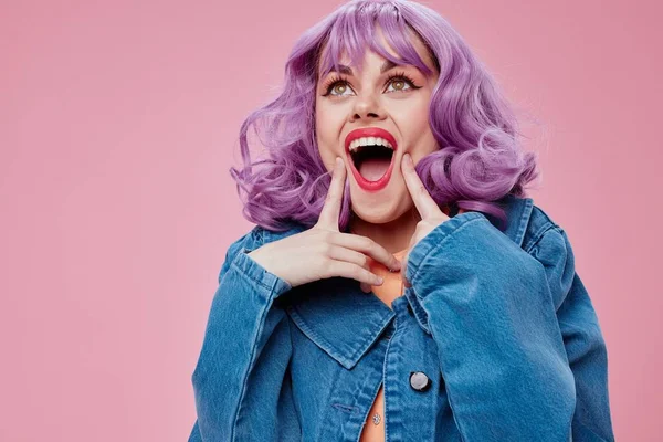 Muito jovem feminino ondulado roxo cabelo azul jaqueta emoções divertido rosa fundo inalterado — Fotografia de Stock