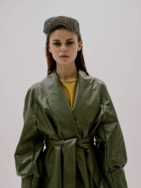 Kafasında zincir zırhı olan yeşil ceketli güzel bir kadın.