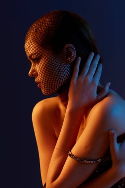 Parlak elbiseli genç bir kadın, izole edilmiş lüks bir hayat sürüyor.