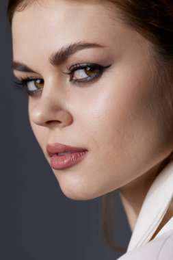 Beyaz önlüklü, beyaz önlüklü, lüks bir kadın model.