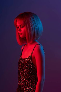 Göz kamaştırıcı, neon bir hayat tarzı sergileyen güzel bir kadın.