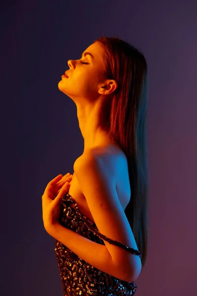 Молода жінка довге волосся макіяж блискучі сукні ізольований фон — стокове фото