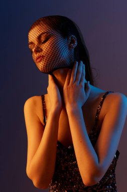 Çekici, siyah peçeli, göz alıcı poz veren hayat tarzını değiştirmemiş.