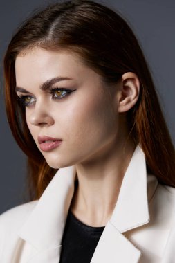 fotoğraf güzel kadın poz uzun saç makyaj lüks izole arka plan