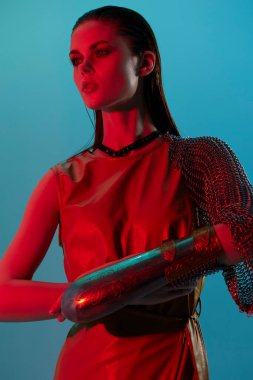 fotoğraf güzel kadın kırmızı ışık gümüş zırh zincir posta moda yaşam tarzı değiştirilmemiş