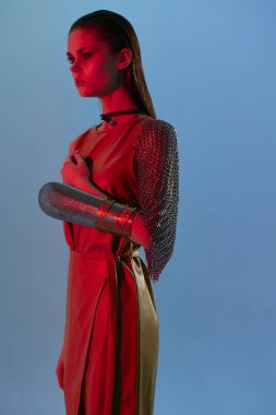 Zırhlı zırhlı kollu genç bir kadın zırhlı zırhları koruyor.