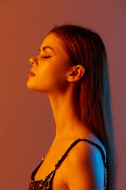 çekici bir kadın uzun saç makyajı parlak elbiseler değişmemiş yaşam tarzı