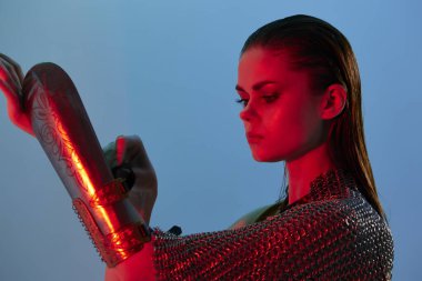 Zırhlı zırhlı güzel bir kadın zırhlı zırhlı zırhlı zırhlı korunaklı arka plan