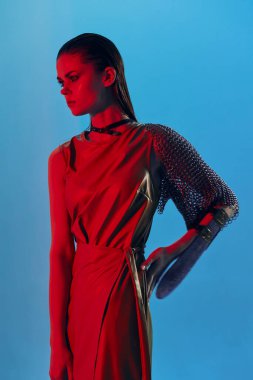 Zırhlı zırhlı güzel bir kadın zırhlı zırhlı zırhlı zırhlı korunaklı arka plan