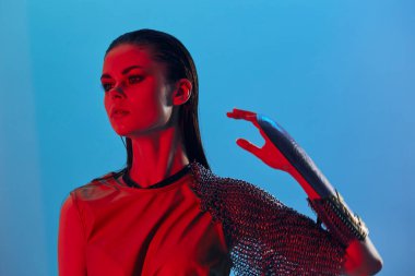 fotoğraf güzel kadın kırmızı ışık gümüş zırh zincir posta moda yaşam tarzı değiştirilmemiş