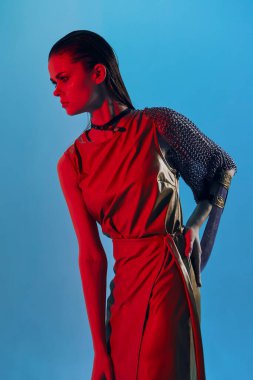 Genç bayan kırmızı ışık gümüş zırh zincir zırhlar moda izole arkaplan