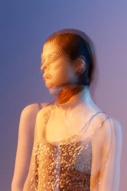 Parlak elbiseli güzel bir kadın lüks yaşam tarzı pozu veriyor.