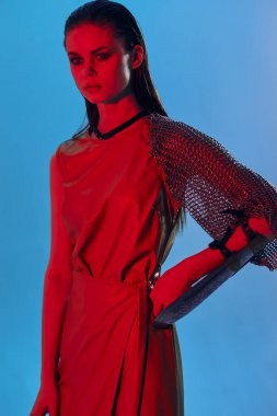 Genç bayan kırmızı ışık gümüş zırh zincir posta mavi arkaplan