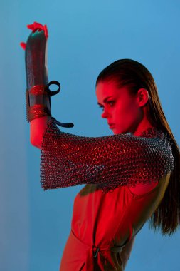 fotoğraf güzel kadın kırmızı ışık gümüş zırh zincir posta moda mavi arka plan