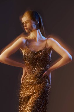 Parlak elbiseli genç bir kadın, izole edilmiş lüks bir hayat sürüyor.